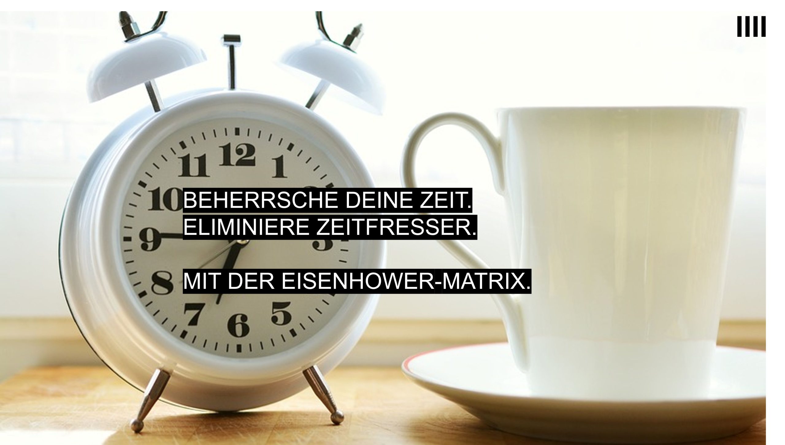 Retro-Wecker und eine Tasse Kaffee auf einem Tisch – Symbol für Zeitmanagement, Priorisierung und effiziente Arbeitsorganisation