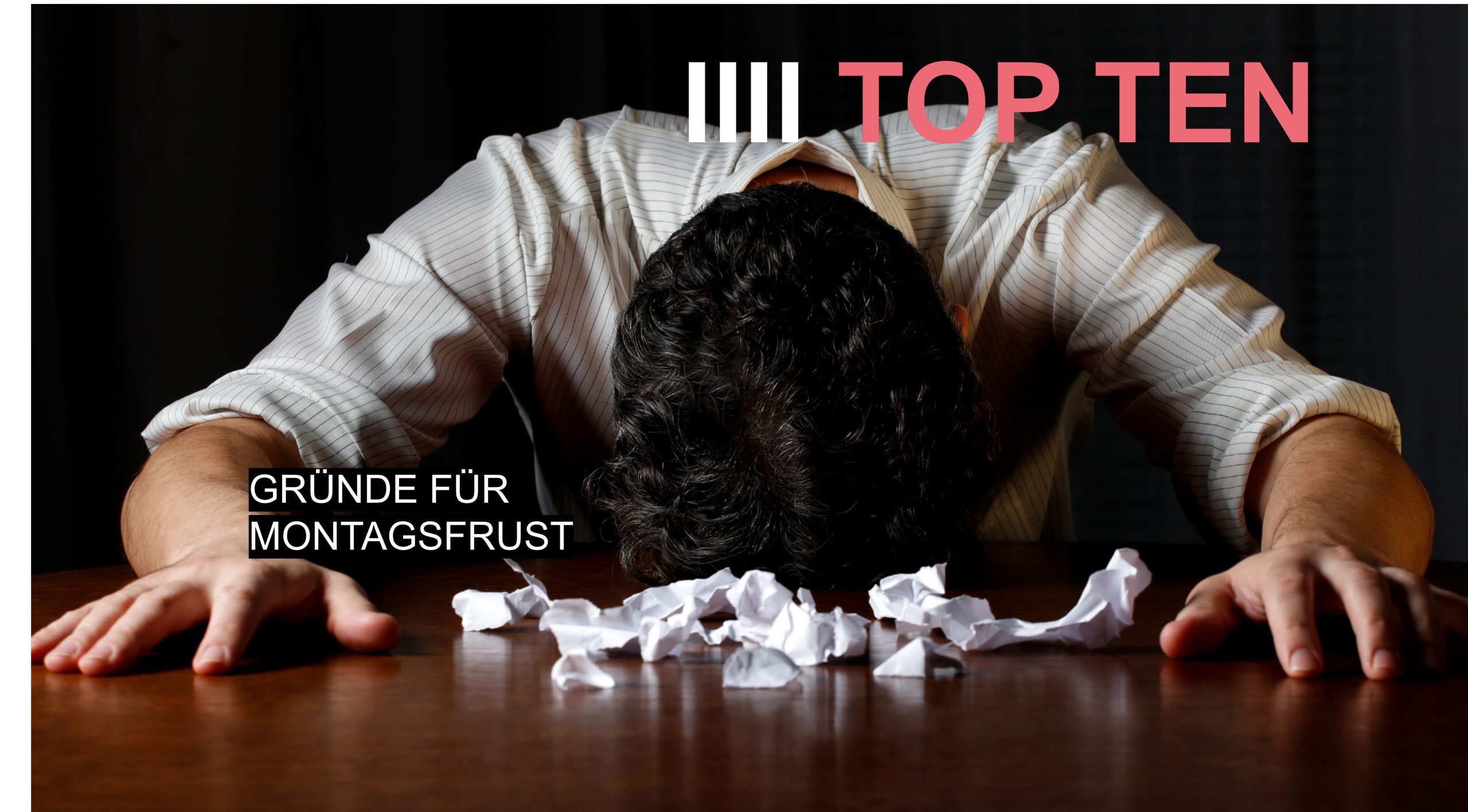 Mann mit dem Kopf auf dem Schreibtisch, umgeben von zerknüllten Papieren – Symbol für Montagsfrust, Arbeitsstress und Job-Unzufriedenheit.