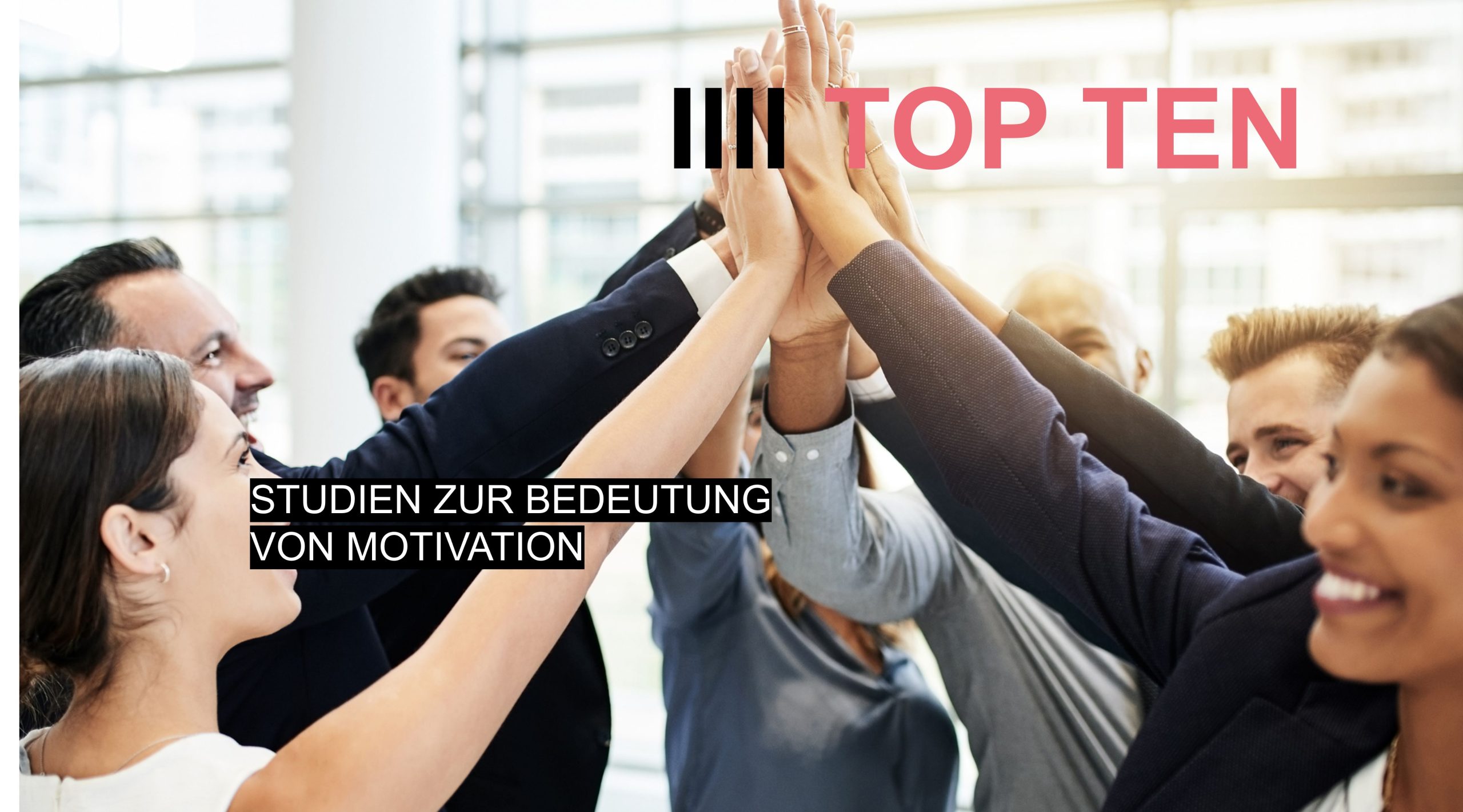 Ein siebenköpfiges Team klatscht sich gegenseitig ab – Symbol für Motivation, Teamgeist und erfolgreiche Zusammenarbeit im Job