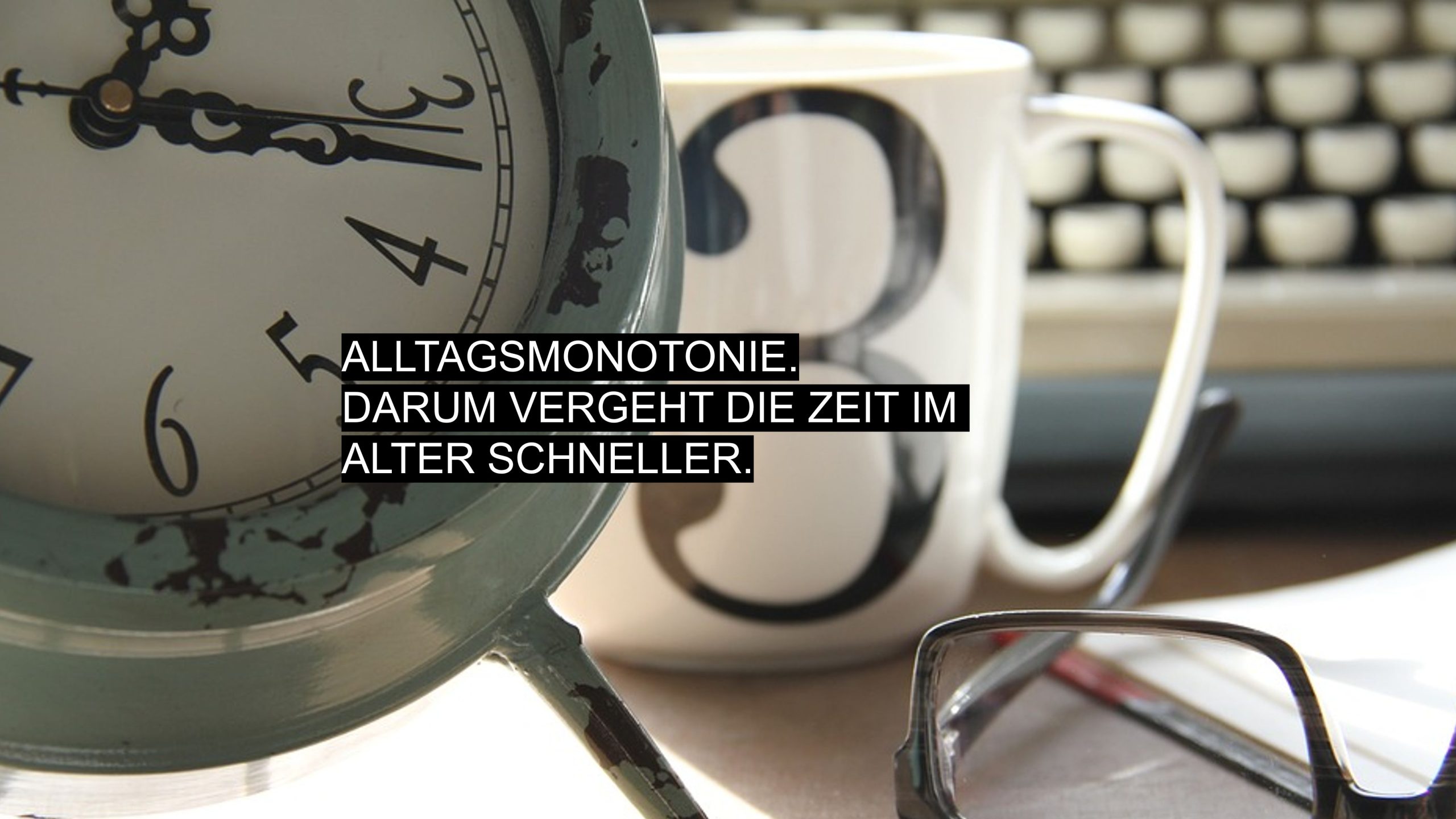 Alter Wecker, Schreibmaschine, Kaffeetasse, Schreibblock und Brille – Symbole für Zeit, Monotonie und den Einfluss von Routine auf unsere Wahrnehmung
