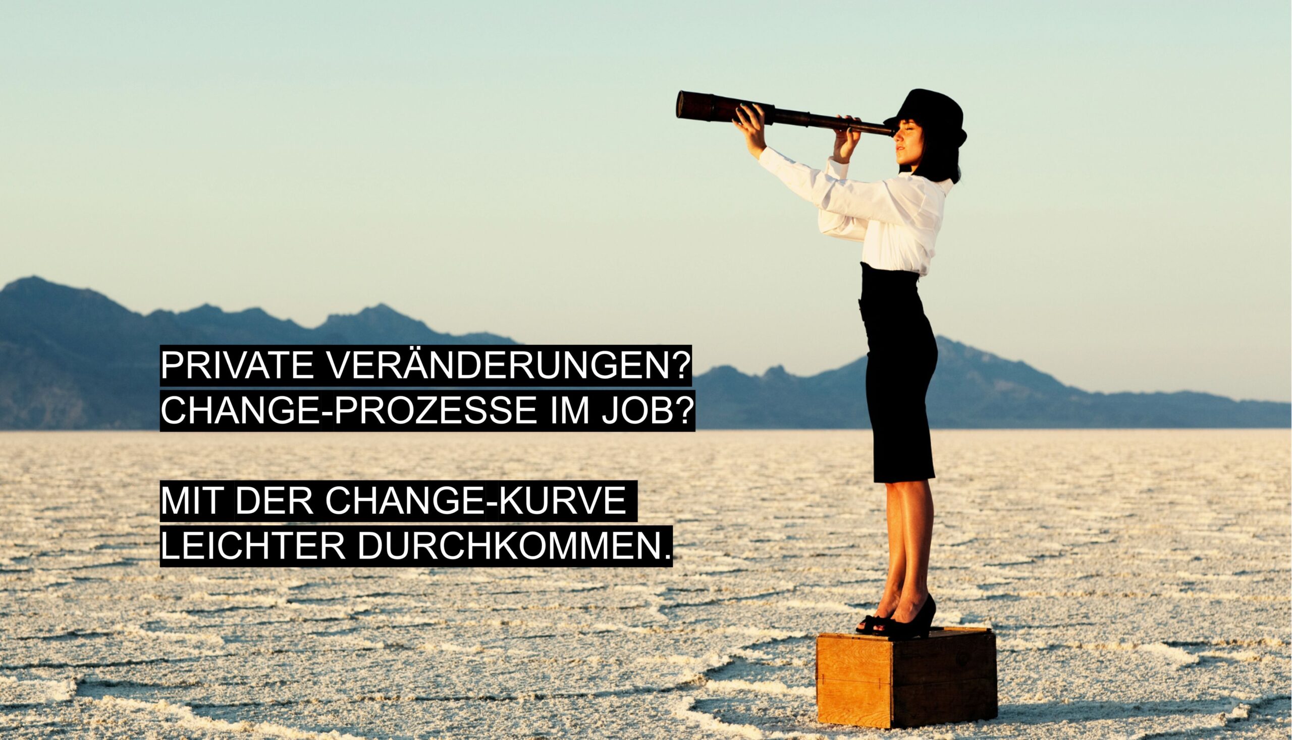 rau mit Fernrohr steht auf einer Holzkiste in einer weiten, salzartigen Landschaft und blickt in die Ferne – Symbolbild für Veränderung, Orientierung und Perspektivwechsel.