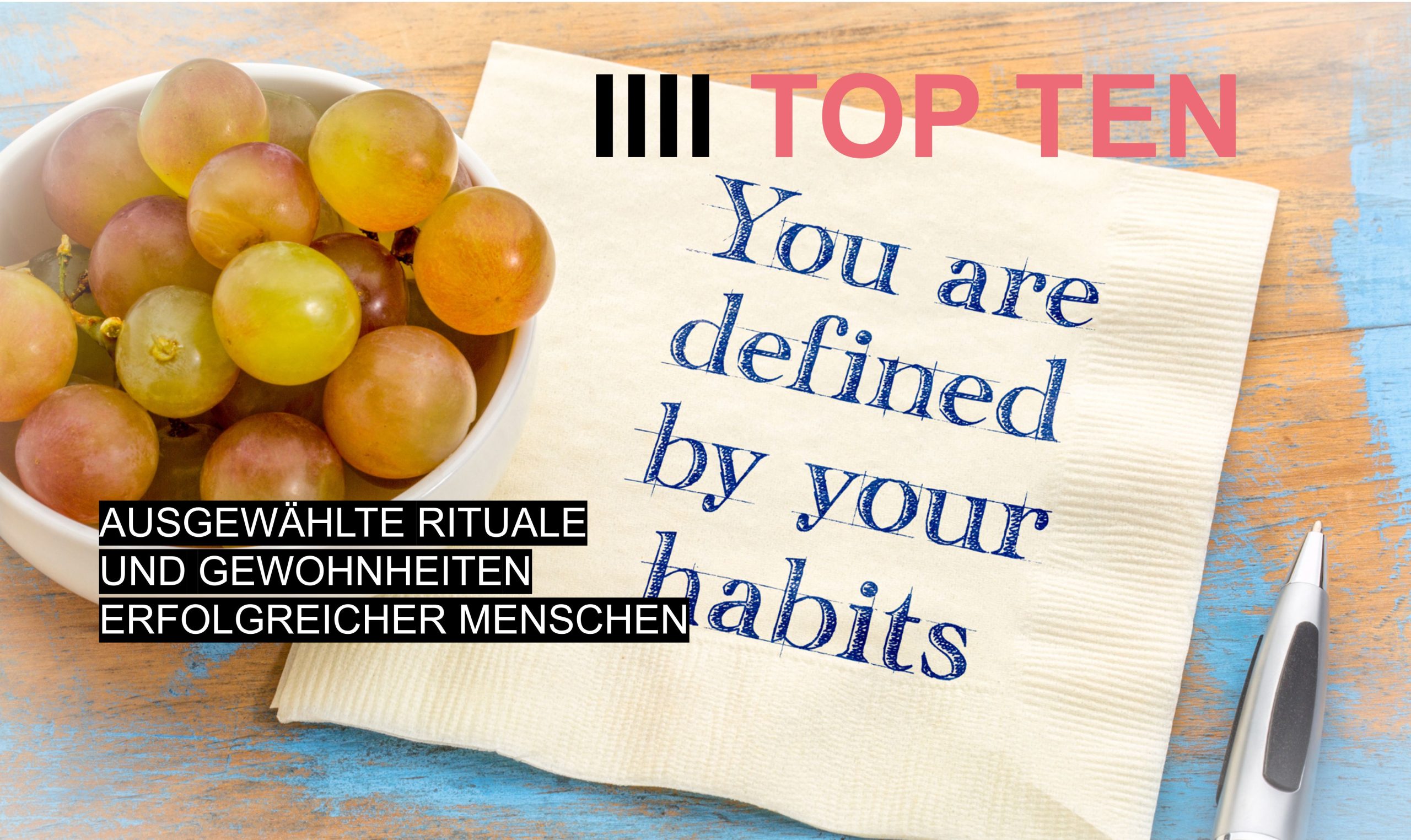Obst auf einem Tisch neben einer Serviette mit der Aufschrift "You are defined by your habits" – Symbol für die Kraft von Gewohnheiten, Routinen und Ritualen.