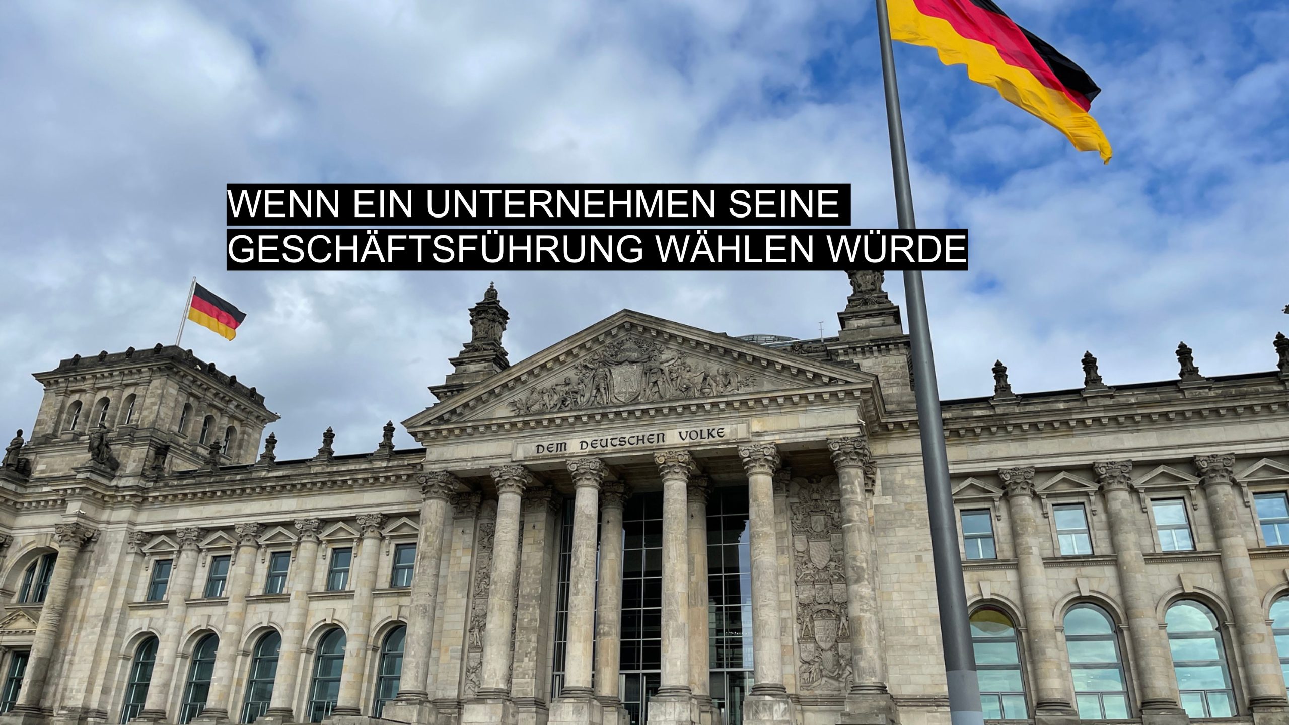 Deutscher Bundestag mit deutscher Fahne und der Aufschrift ‚Dem Deutschen Volke‘ – Symbol für Demokratie, Wahlen und politische Entscheidungen in Deutschland.