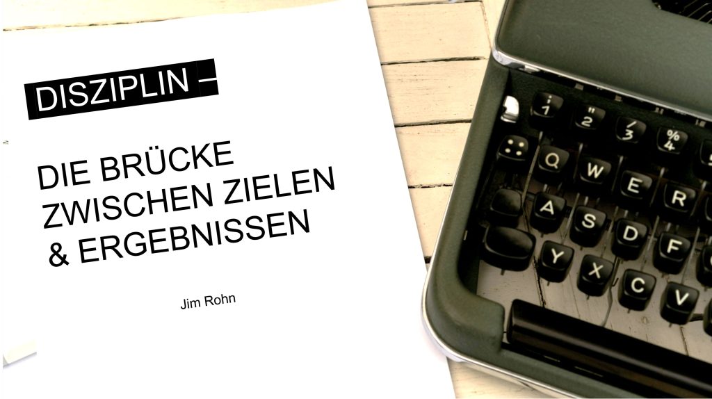 Disziplin lernen: Schreibmaschine mit Zitat von Jim Rohn ‚Disziplin ist die Brücke zwischen Zielen und Ergebnissen‘ – Selbstdisziplin einfach erklärt.
