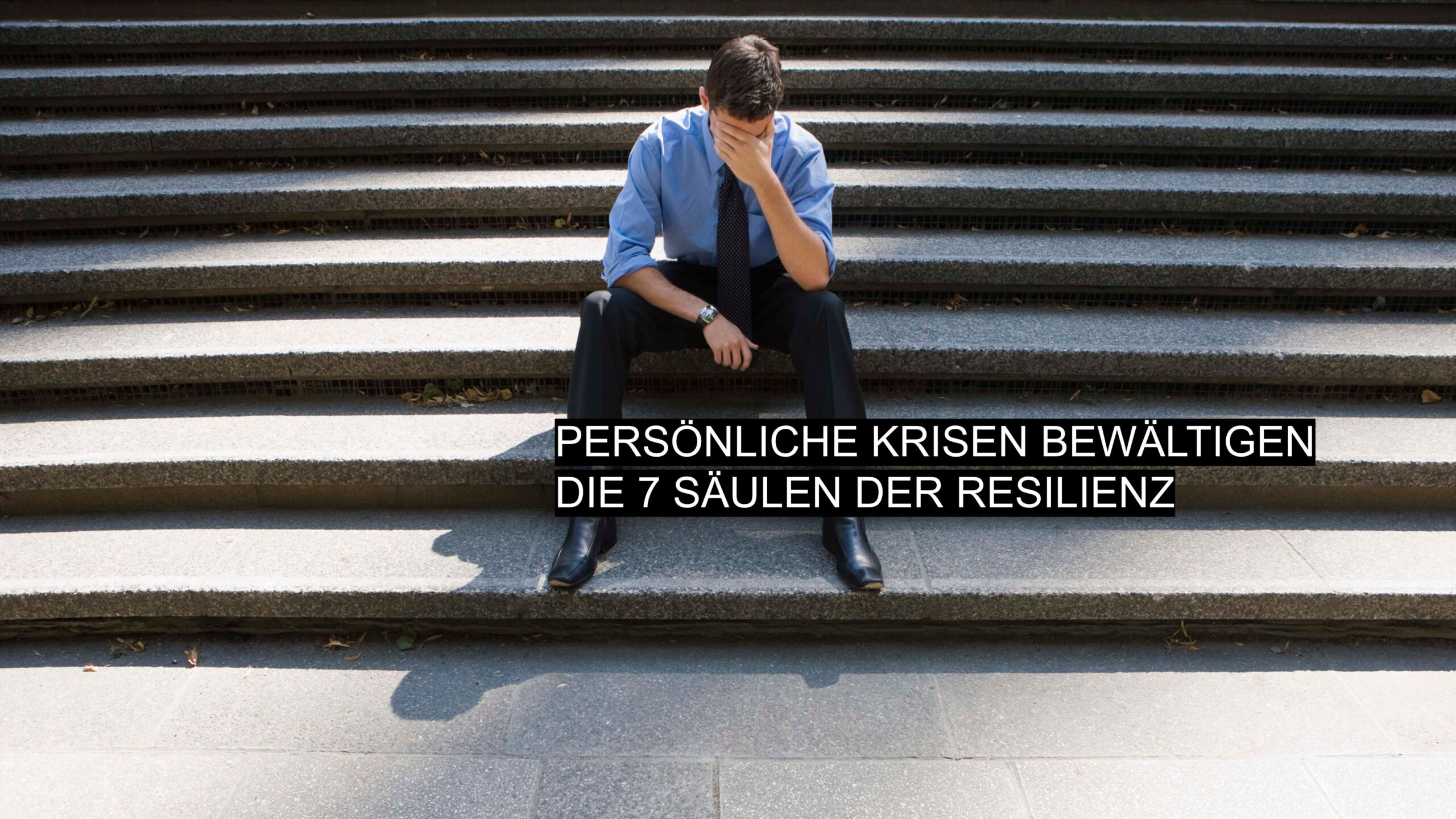 Mann in Businesskleidung sitzt verzweifelt auf einer Treppe – Text: Persönliche Krisen bewältigen und Resilienz steigern