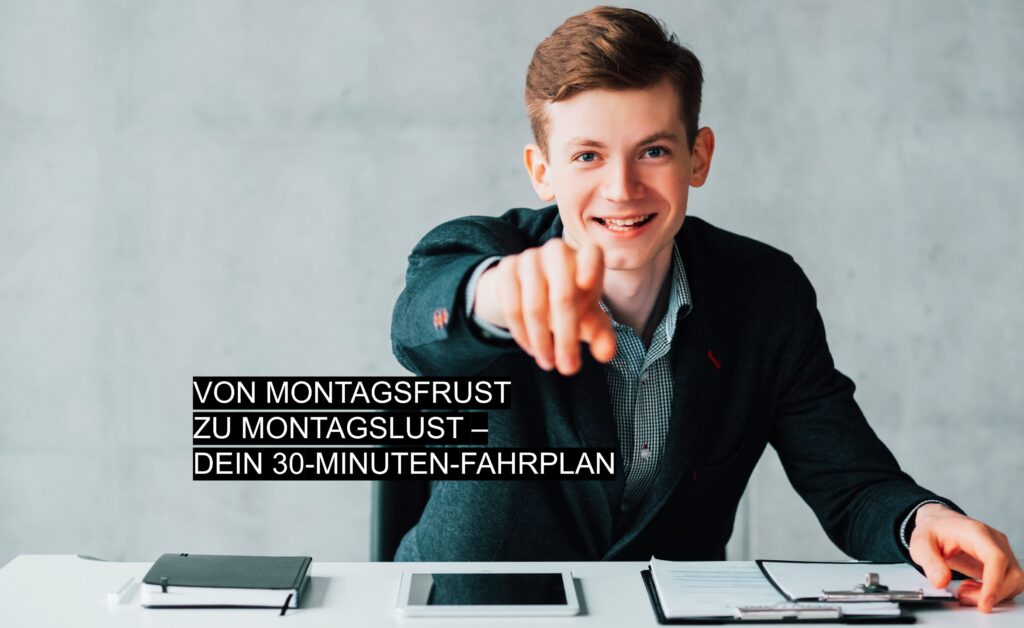 Lächelnder Mann zeigt nach vorn: Von Montagsfrust zu Montagslust – dein 30-Minuten-Fahrplan, um Montagsfrust zu überwinden.