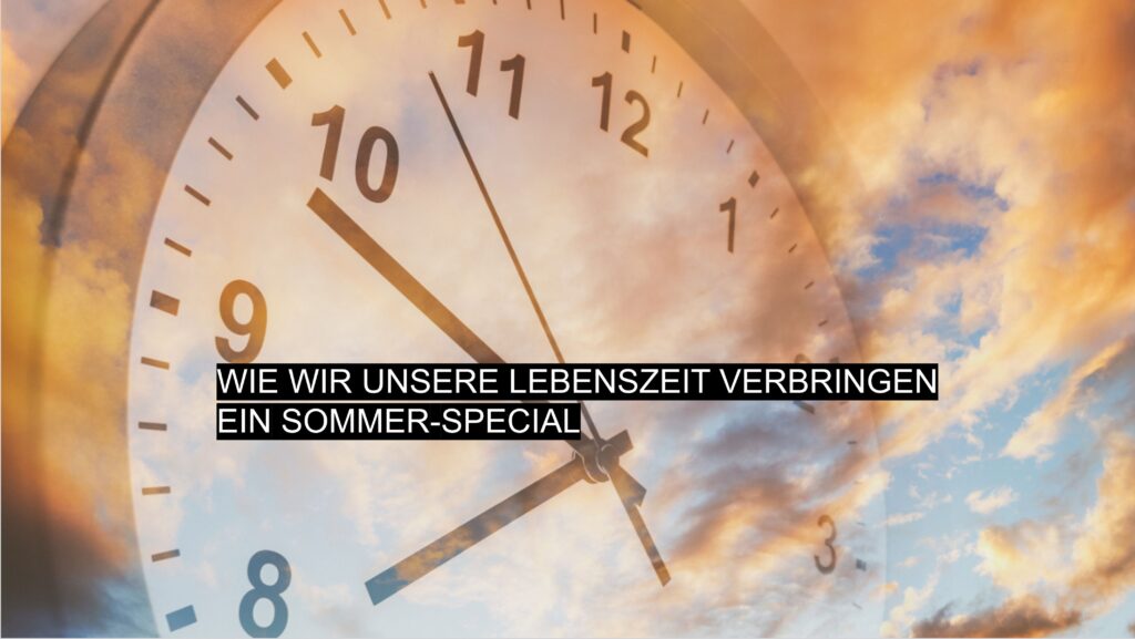 Große analoge Uhr mit transparentem Zifferblatt vor Sonnenuntergangshimmel – Text: „Wie wir unsere Lebenszeit verbringen – Ein Sommer-Special“