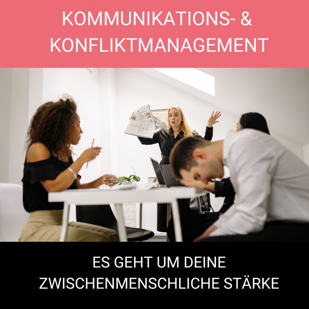 Mehrere Personen in einer hitzigen Besprechung. Eine Frau spricht gestikulierend, andere reagieren genervt oder erschöpft.