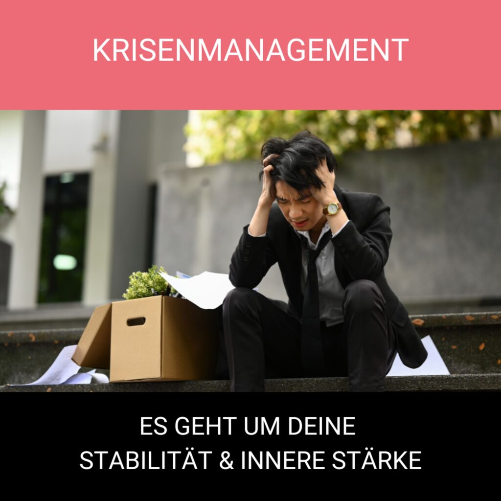 Mann im Anzug sitzt verzweifelt auf einer Treppe, umgeben von einer Umzugskiste und verstreuten Papieren. Symbol für Krise und berufliche Umbruchsituation.