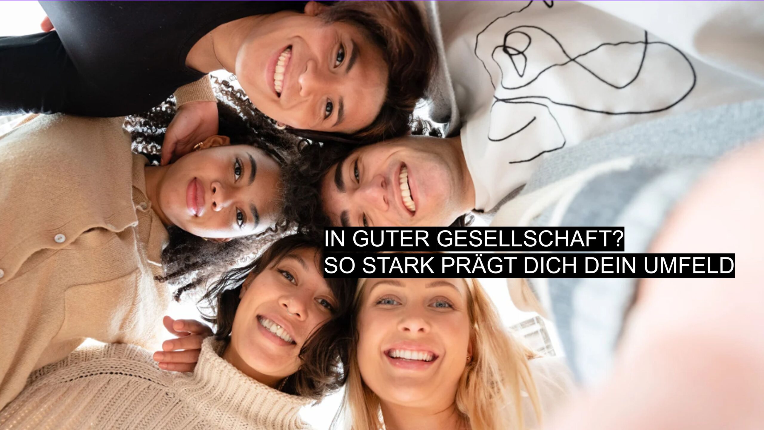 Fünf lachende junge Menschen in einem Kreis, die fröhlich in die Kamera schauen – Symbol für Gemeinschaft und prägenden Einfluss des Umfelds.