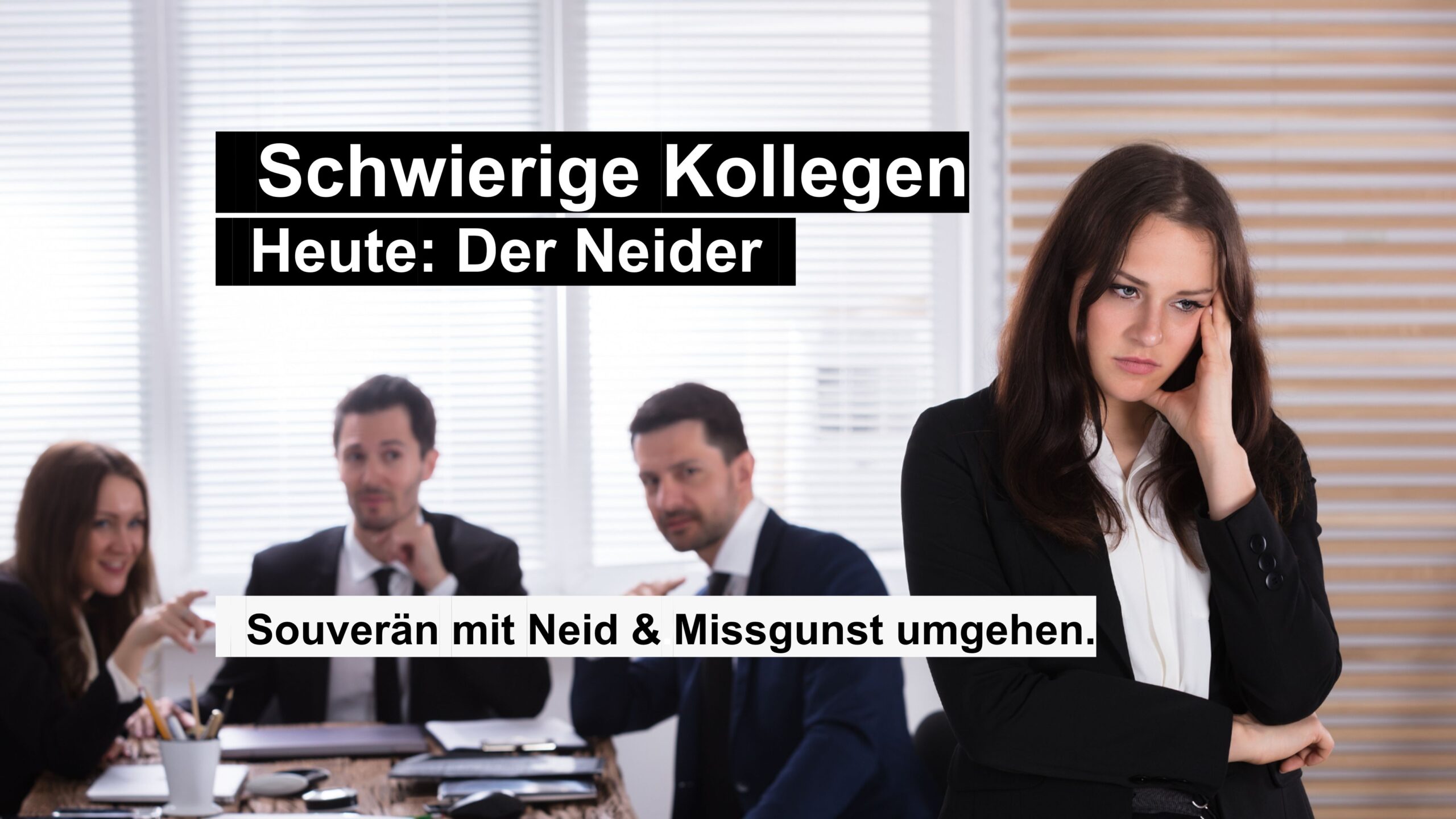 Frau leidet unter neidischen Kollegen im Büro. Umgang mit Missgunst am Arbeitsplatz.