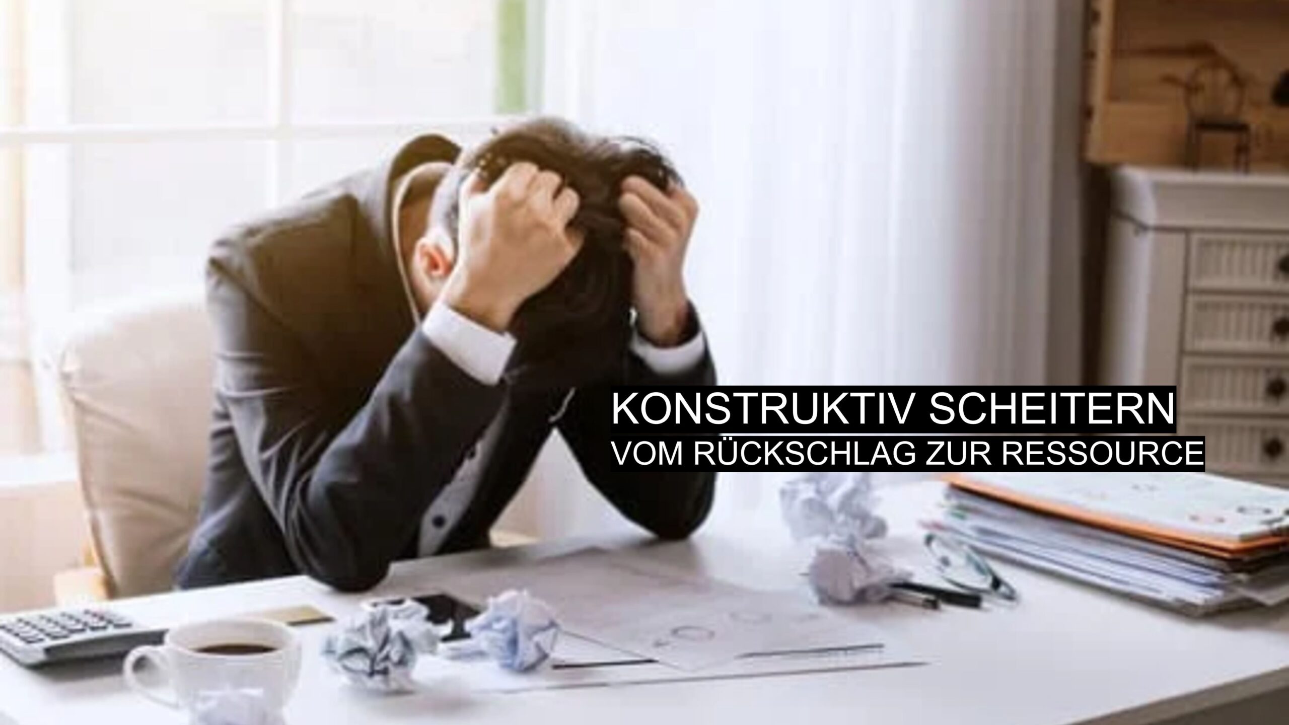 Manager sitzt frustriert am Schreibtisch – konstruktiv scheitern und aus Rückschlägen lernen