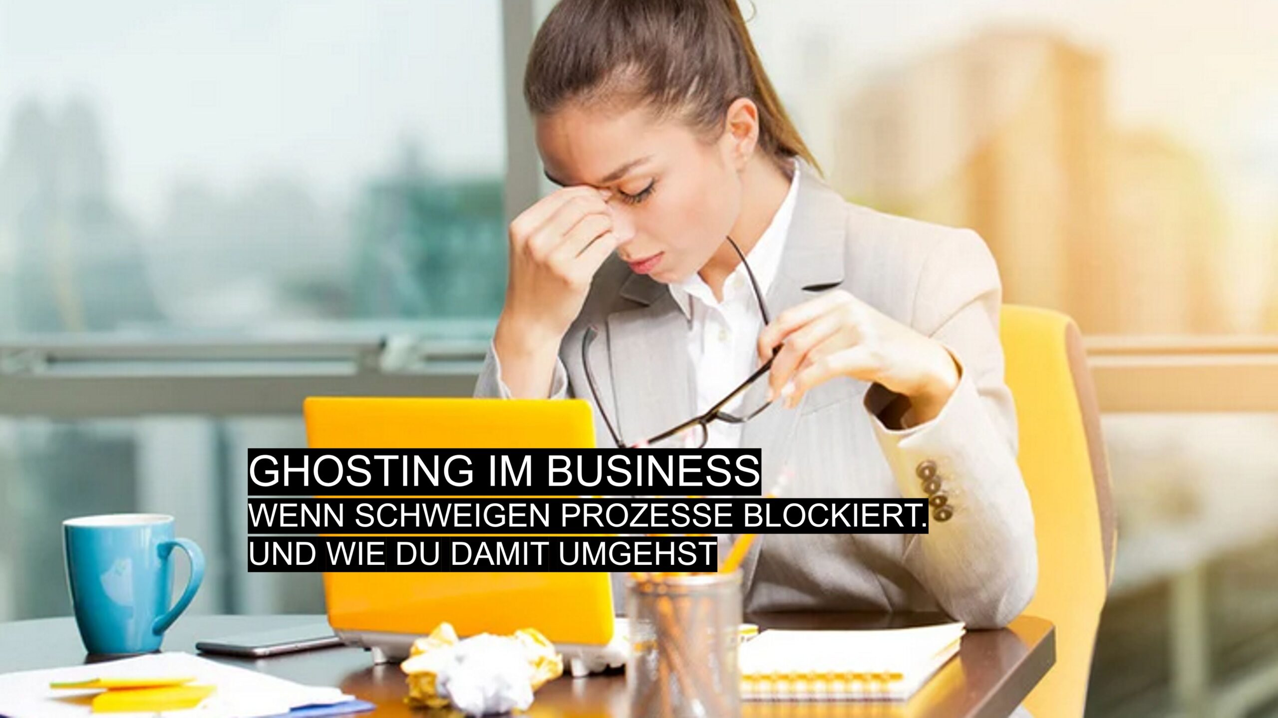 Frau sitzt gestresst am Schreibtisch vor Laptop und wartet vergeblich auf Rückmeldung – Symbolbild für Ghosting im Business.