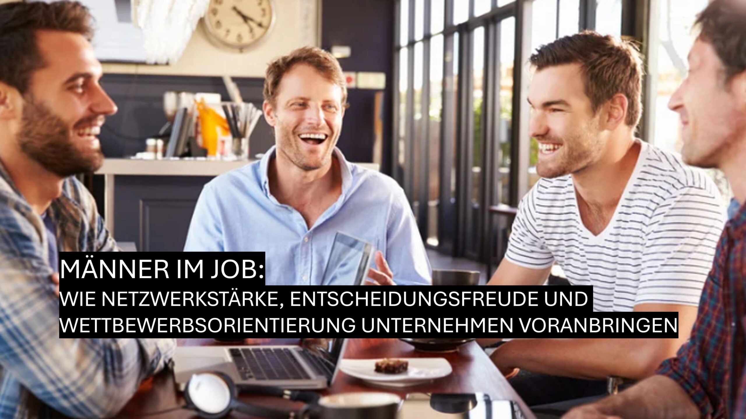 Männer im Job im Gespräch: Kollegen lachen bei Meeting über Laptop – Thema Netzwerkstärke und Entscheidungsfreude