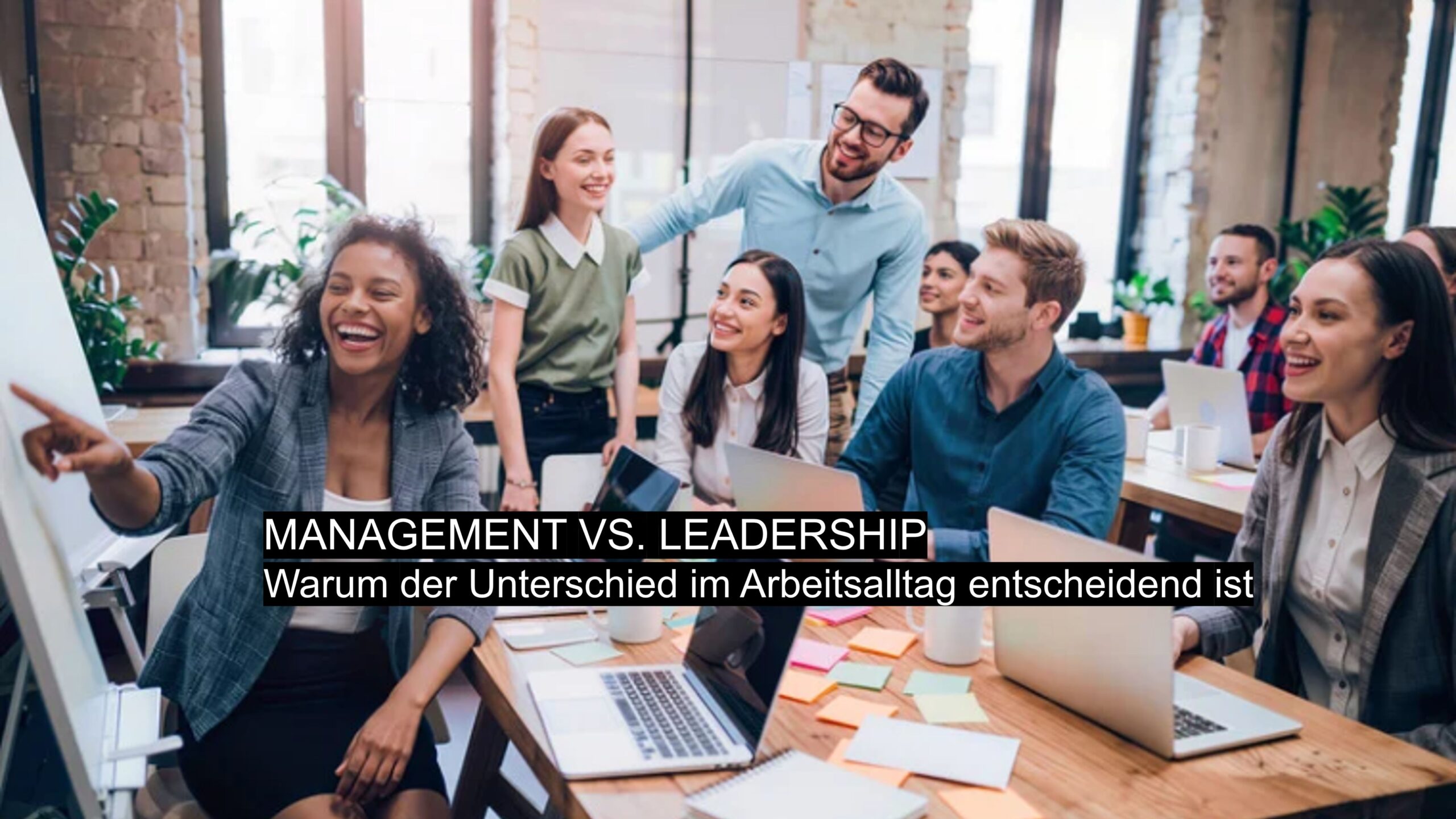 Teammeeting mit Führungskraft zeigt Unterschied zwischen Management und Leadership im Arbeitsalltag
