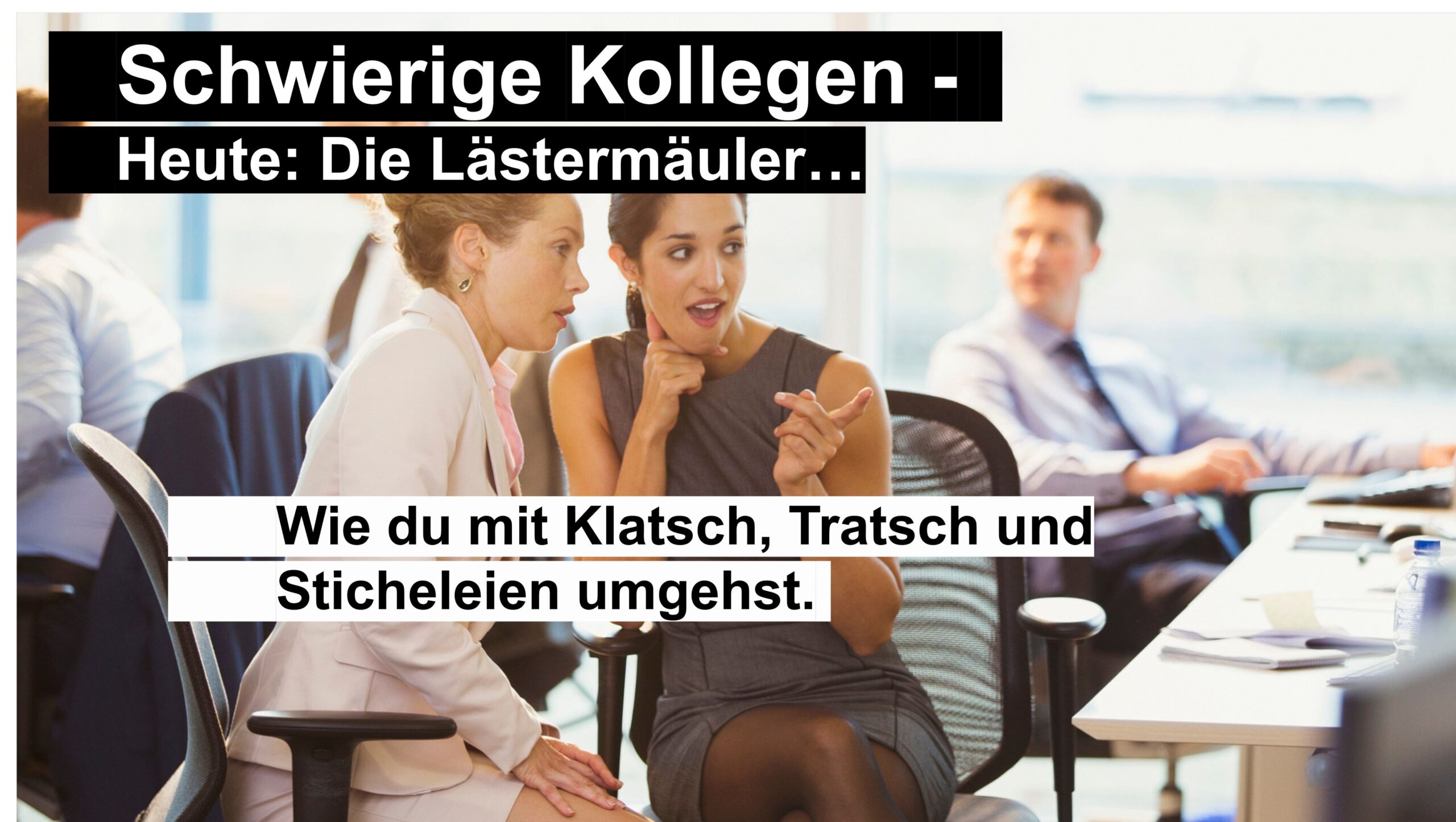 Lästern im Büro: Zwei Kolleginnen sprechen vertraulich miteinander während ein Kollege im Hintergrund sitzt