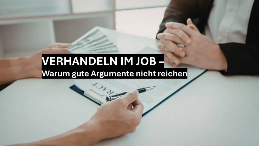 Verhandlung im Job zwischen zwei Personen am Tisch mit Vertrag und Geld – Thema Kommunikation und Gehaltsverhandlung