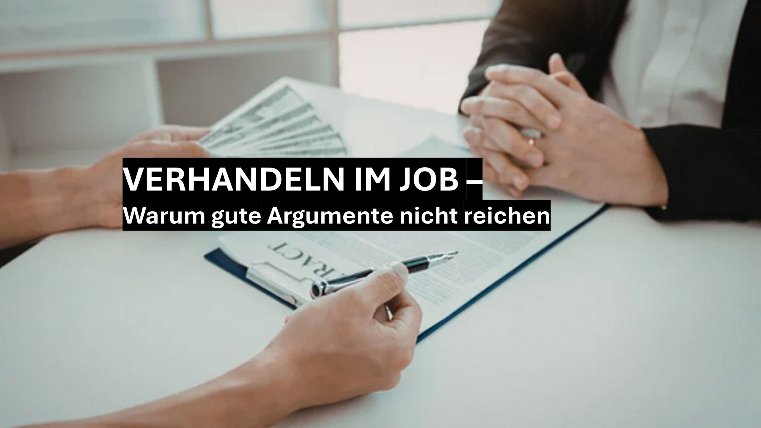 Verhandlung im Job zwischen zwei Personen am Tisch mit Vertrag und Geld – Thema Kommunikation und Gehaltsverhandlung