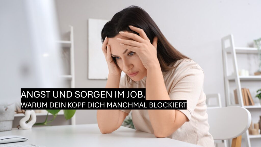 Frau sitzt nachdenklich am Schreibtisch. Angst und Sorgen im Job können das Denken blockieren und Stress verursachen.
