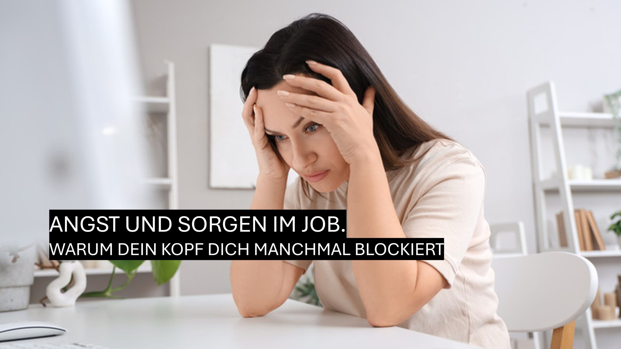 Frau sitzt nachdenklich am Schreibtisch. Angst und Sorgen im Job können das Denken blockieren und Stress verursachen.